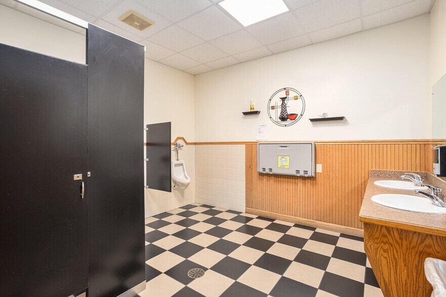 More Photos Of 6225 W D Ave, Kalamazoo Restaurant For Sale