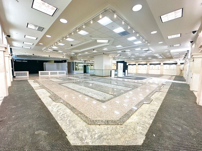 More Photos Of 12640 Riverside Dr, Valley Village Storefront Retail Office For Sale