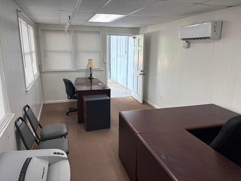 More Photos Of 1635-4 E Dixon Blvd, Shelby Flex For Lease