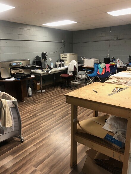 More Photos Of 2800-2826 Banwick Rd, Columbus Light Distribution For Lease