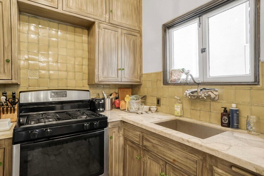 More Photos Of 7063 Lanewood Ave, Los Angeles Apartments For Sale