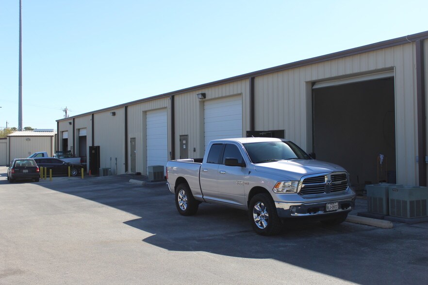 More Photos Of 15555 Tradesman Dr, San Antonio Light Distribution For Lease