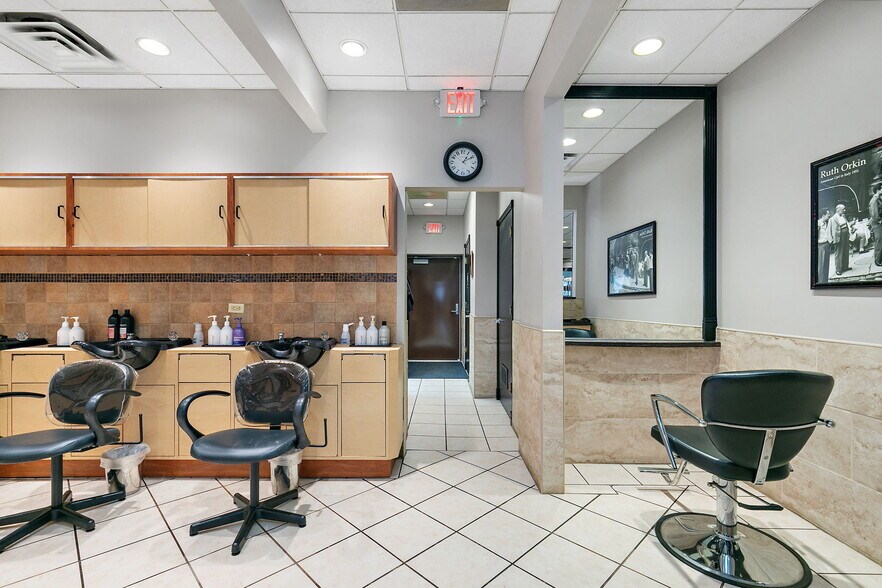 More Photos Of 160-175 N Edison Ave, Elgin Freestanding For Sale
