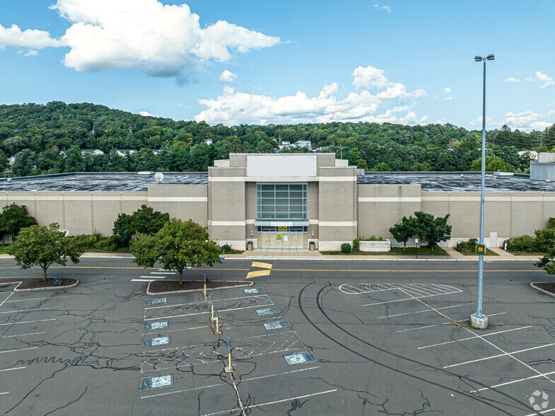 More Photos Of 575 Union St, Waterbury Department Store For Lease