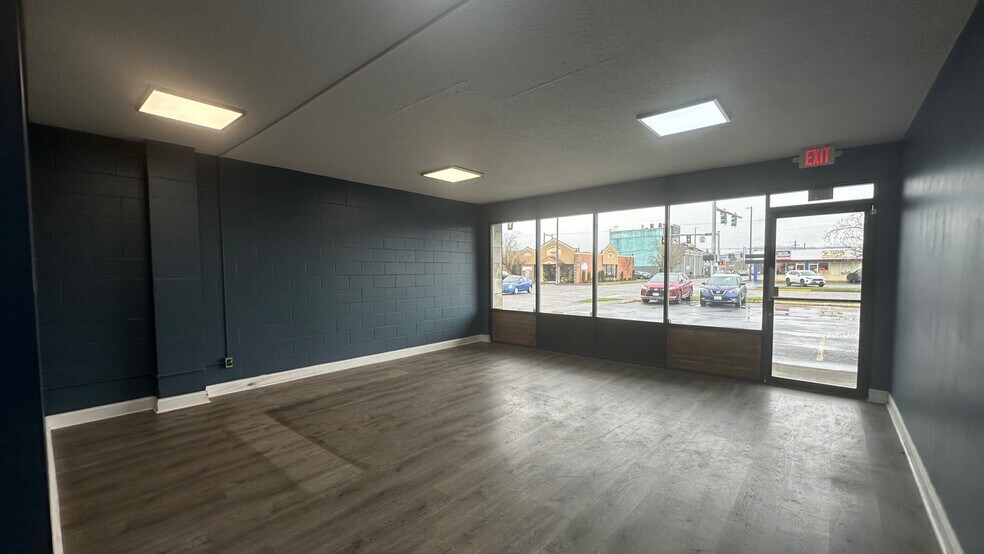 More Photos Of 1051 14th Ave, Longview General Retail For Lease