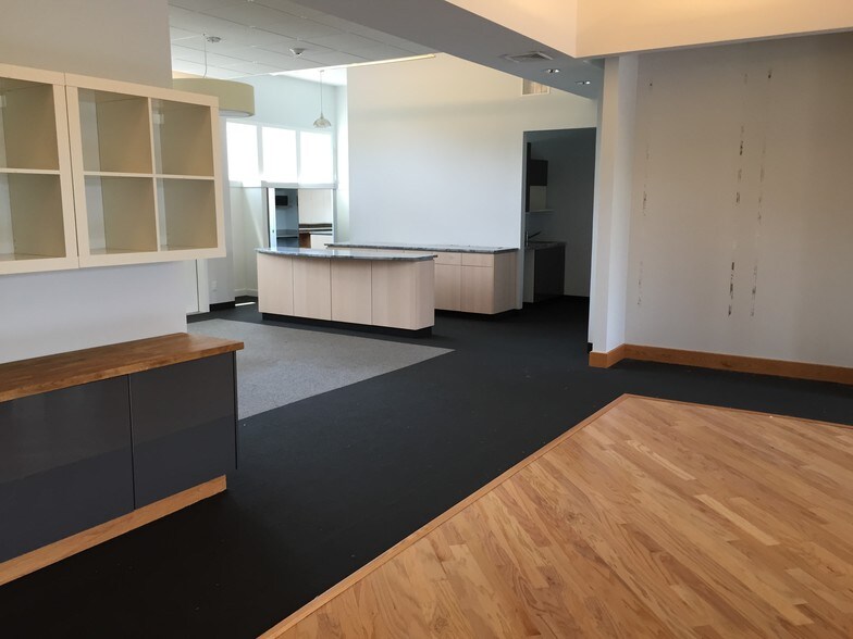 More Photos Of 245 Amity Rd, Woodbridge Storefront Retail Office For Lease
