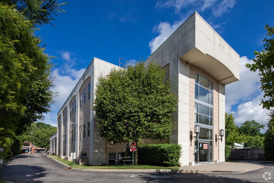 More Photos Of 214 Wall St, Huntington Medical For Lease