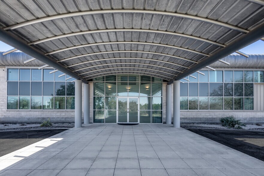 More Photos Of 15315 W Highway 71, Austin Showroom For Sale