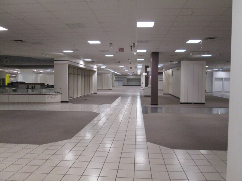 More Photos Of 14659 Ramona Ave, Chino Department Store For Lease