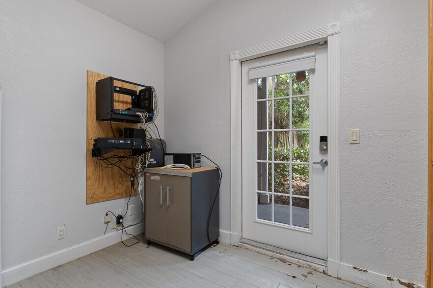 More Photos Of 17110 Gunn Hwy, Odessa Loft Creative Space For Sale