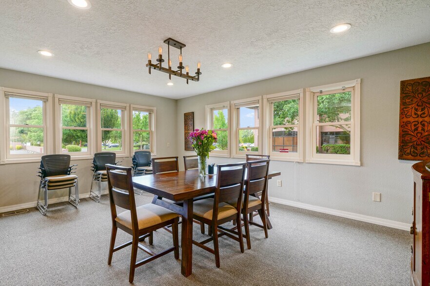 More Photos Of 901 13th St SE, Salem Office For Sale