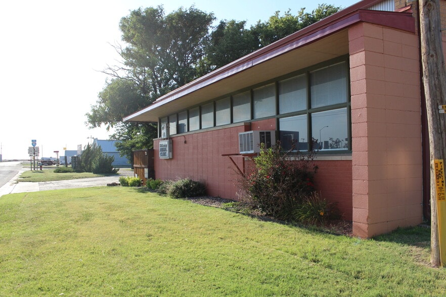 More Photos Of 112 Barclay Ave, Wa Keeney Veterinarian Kennel For Sale