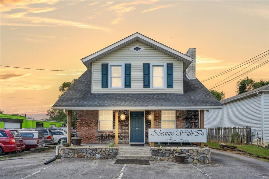 Primary Photo Of 3118 Williamson Rd NW, Roanoke Freestanding For Sale