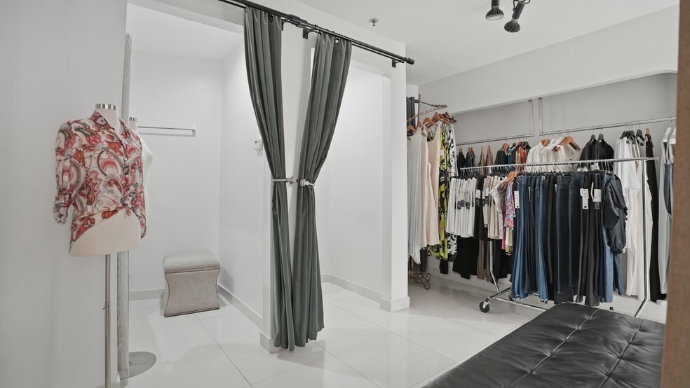 More Photos Of 63 Middle Neck Rd, Great Neck Storefront Retail Office For Sale