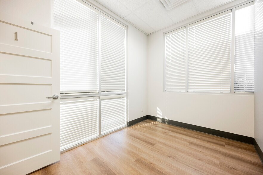 More Photos Of 3680 E Sunset Rd, Las Vegas Office For Sale