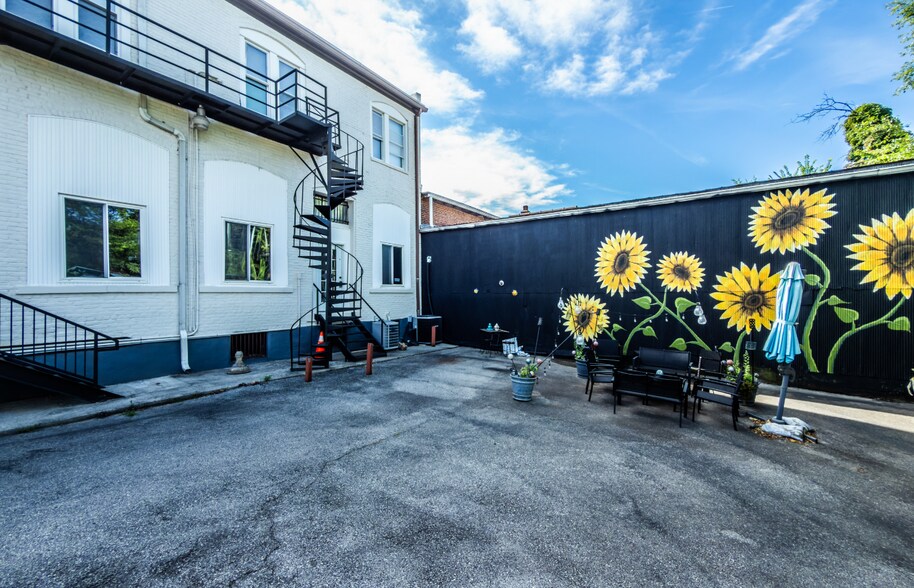 More Photos Of 205-209 S College Ave, Salem Office For Lease