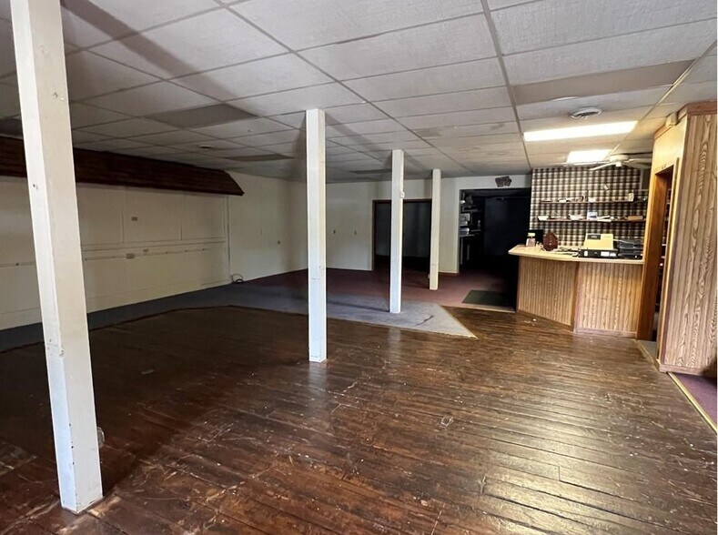 More Photos Of 1000-1004 1st Ave E, Newton Warehouse For Sale
