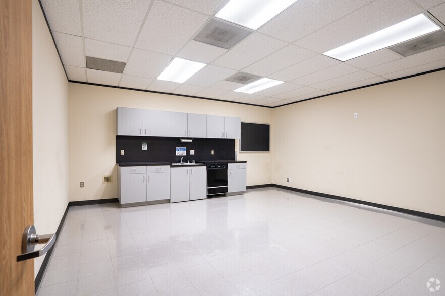 More Photos Of 397 N Sam Houston Pky E, Houston Office For Lease