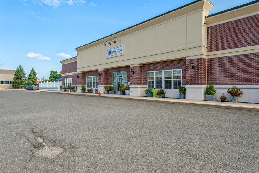 More Photos Of 149 Pierce St, Somerset General Retail For Lease