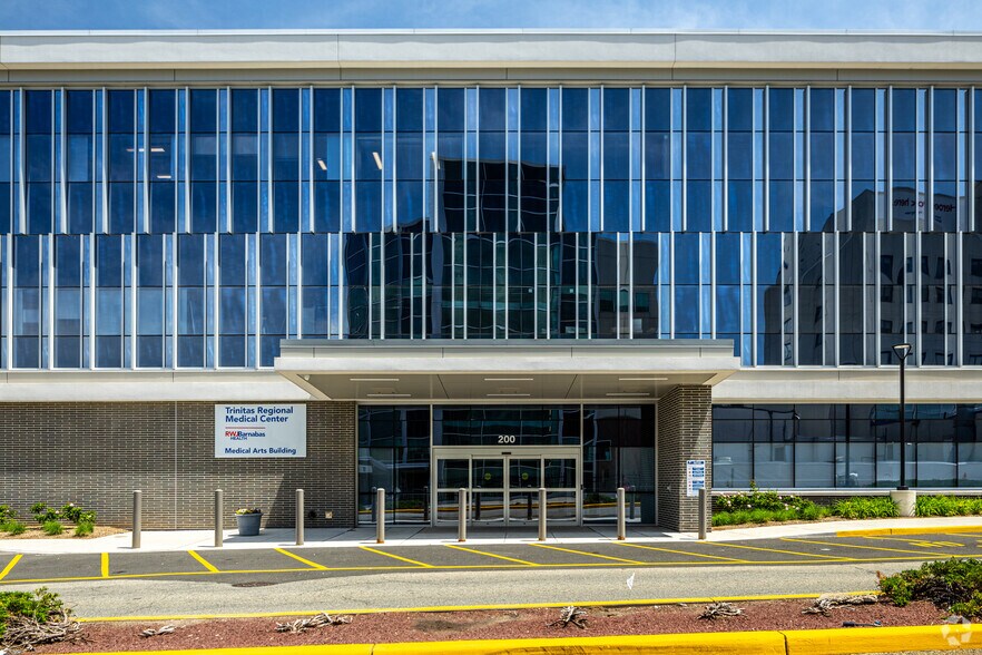 More Photos Of 200-226 Williamson St, Elizabeth Medical For Lease