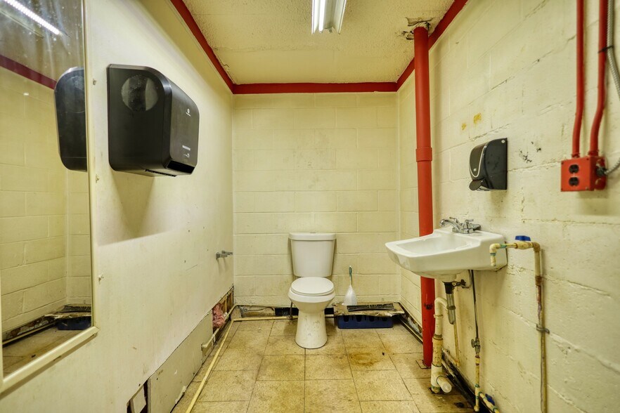 More Photos Of 247 Cannon Dr, Social Circle Restaurant For Sale