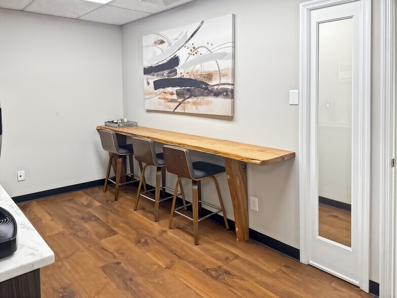 More Photos Of 15620-15648 Manchester Rd, Ellisville Coworking Space