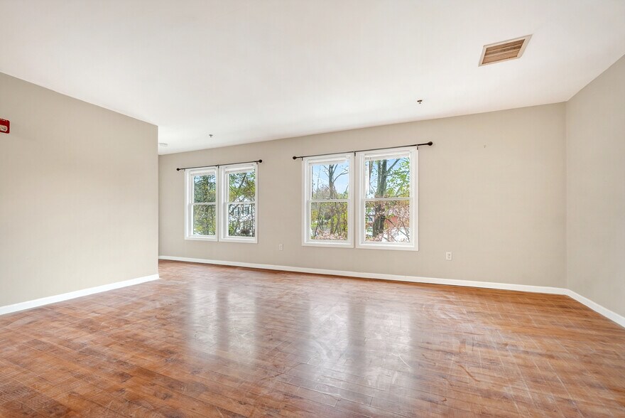 More Photos Of 140 Summer St, Holliston Veterinarian Kennel For Sale