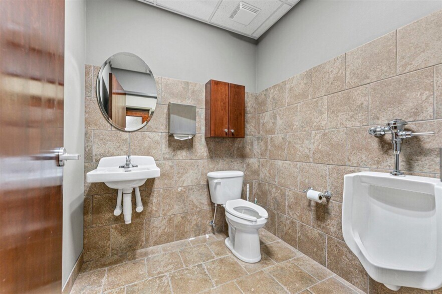 More Photos Of 728 College St, Bowling Green Office For Sale