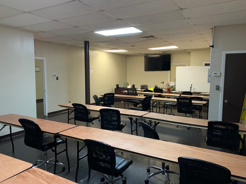 More Photos Of 1301 Memorial Dr, Baytown Warehouse For Sale