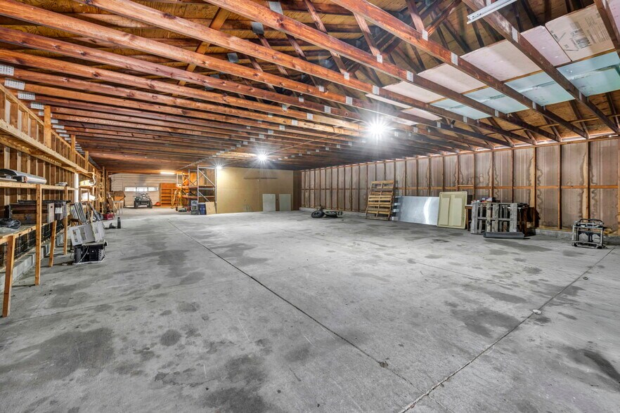 More Photos Of 4085 Herner County Line Rd, Southington Showroom For Sale