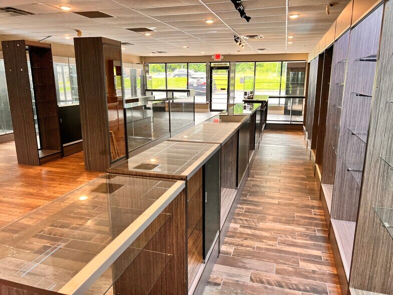 More Photos Of 810 Ohio Pike, Withamsville Office For Lease