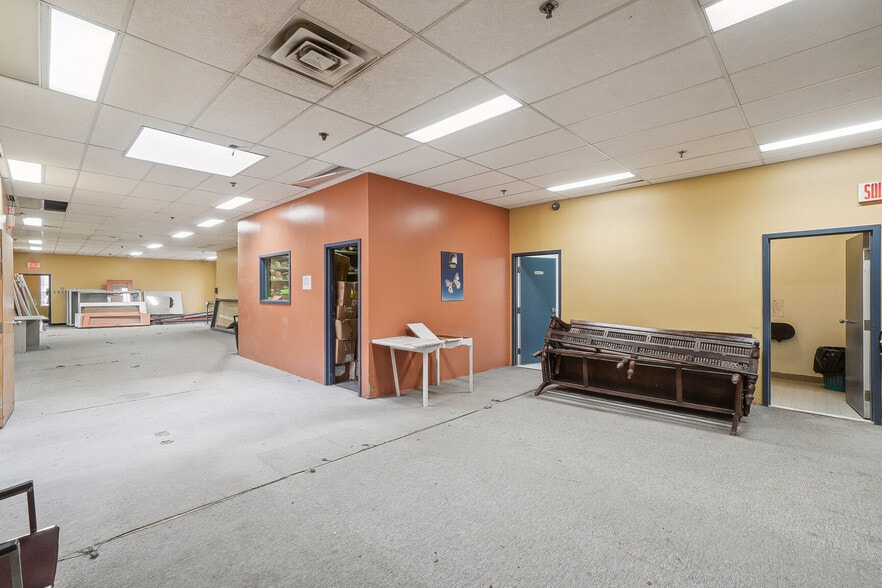 More Photos Of 1300 Rue De Louvain O, Montréal Light Manufacturing For Lease