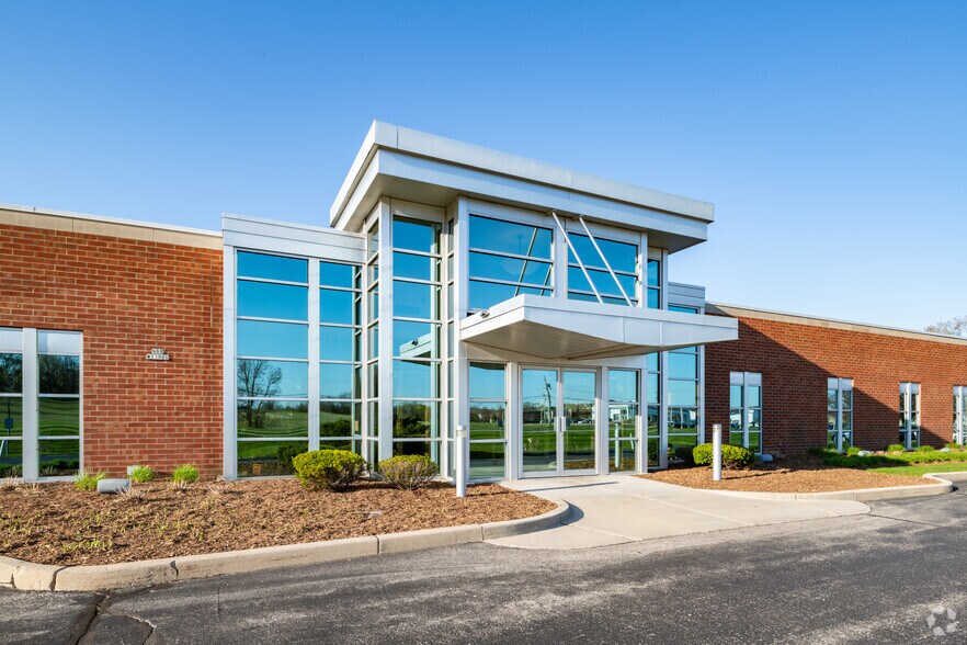 More Photos Of N88 W13901 Main St, Menomonee Falls Service For Lease