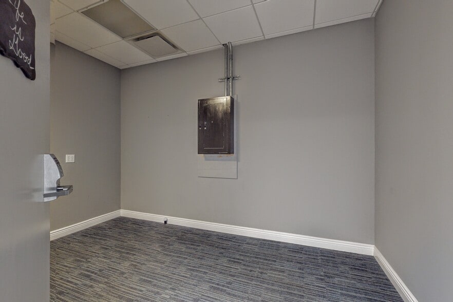 More Photos Of 7 E Central Ave, Pearl River Storefront For Lease