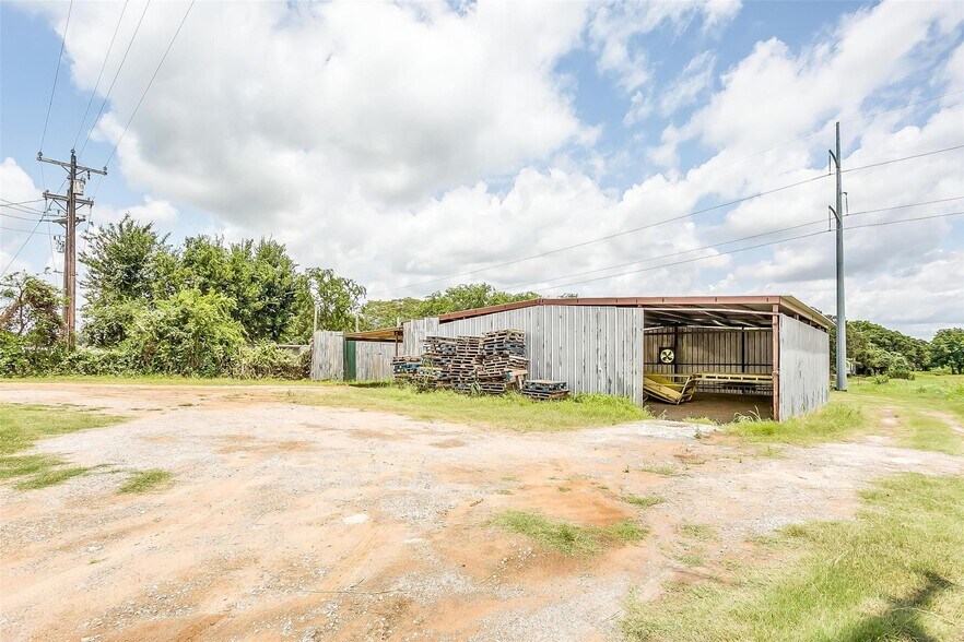 More Photos Of 113 Dennis Junction Rd, Weatherford Warehouse For Sale