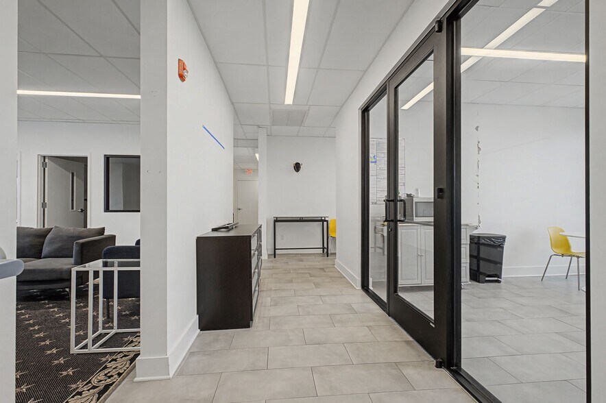 More Photos Of 6117 Centennial Blvd, Nashville Storefront Retail Office For Lease