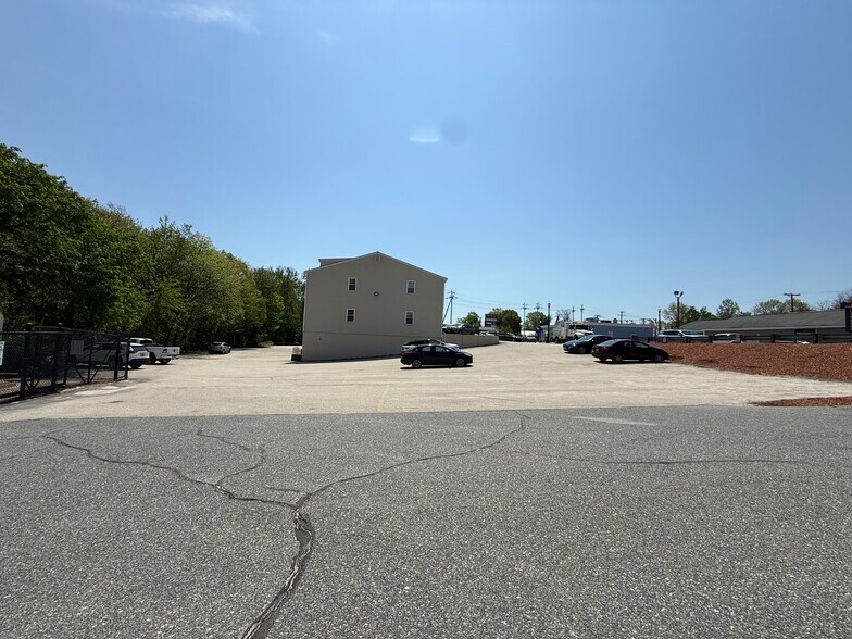 More Photos Of 694 Main St, Holden Office For Lease