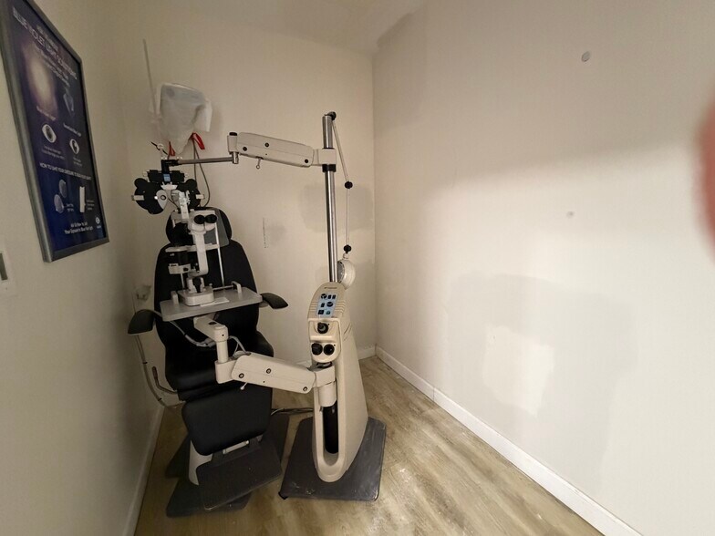 More Photos Of 2244 Hylan Blvd, Staten Island Storefront Retail Office For Lease