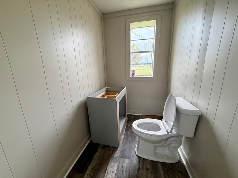 More Photos Of 2000 E Murchison St, Palestine Flex For Sale