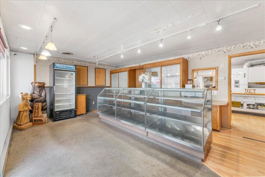 More Photos Of 118 Main St, Luxemburg Specialty For Sale