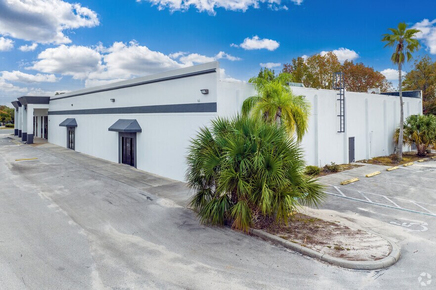 More Photos Of 555 Semoran Blvd, Fern Park Warehouse For Lease