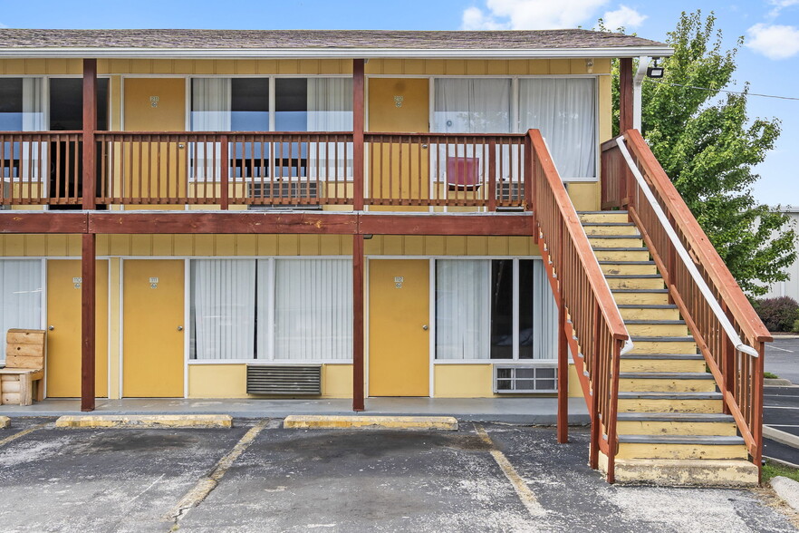 More Photos Of 1325 W Highway 76, Branson Hotel For Sale