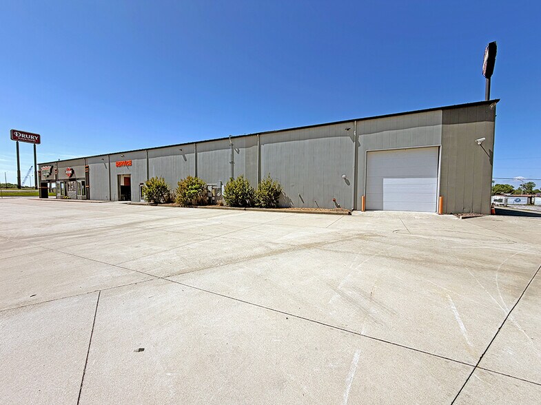 More Photos Of 205 N 44th St, Mount Vernon Showroom For Lease