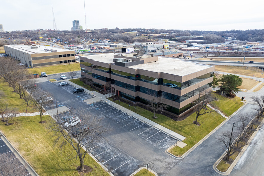 Primary Photo Of 10 E Cambridge Cir, Kansas City Office For Lease