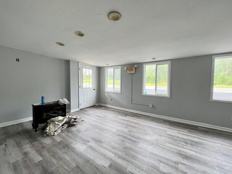 More Photos Of 444 North Ave, Hilton Restaurant For Sale