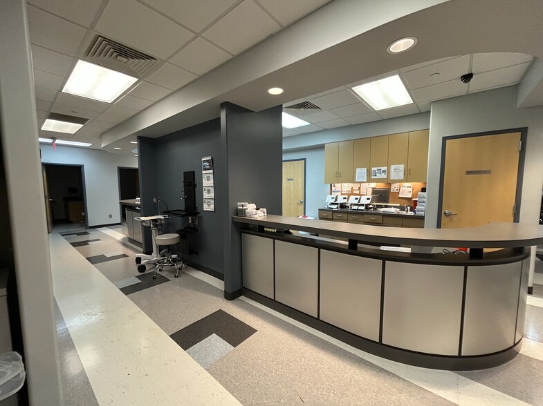 More Photos Of 1095 Woodstock Rd, Roswell Medical For Lease