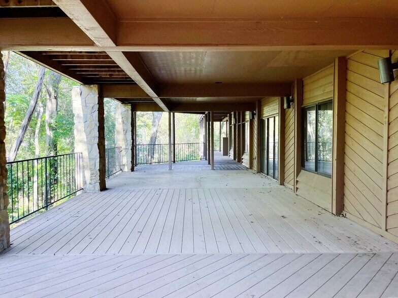 More Photos Of 4547 Lake Shore Dr, Waco Office For Sale