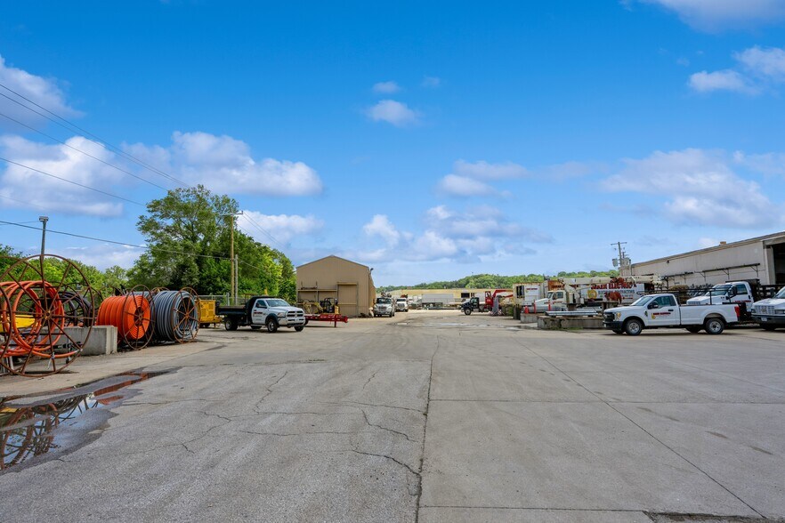 More Photos Of 2301 Fleur Dr, Des Moines Warehouse For Lease