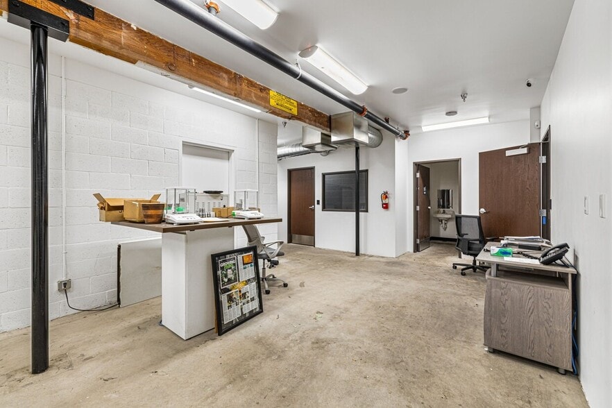 More Photos Of 560 S Williams Rd, Palm Springs Showroom For Sale