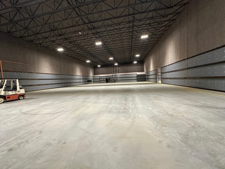 More Photos Of 382 Channel Dr, Port Washington Office For Lease